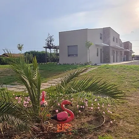 Ξενοδοχείο με διαμερίσματα Flamingo View & 4*